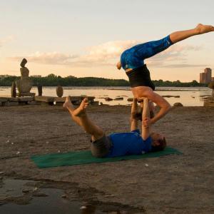 Chip & Laura_acro-yoga